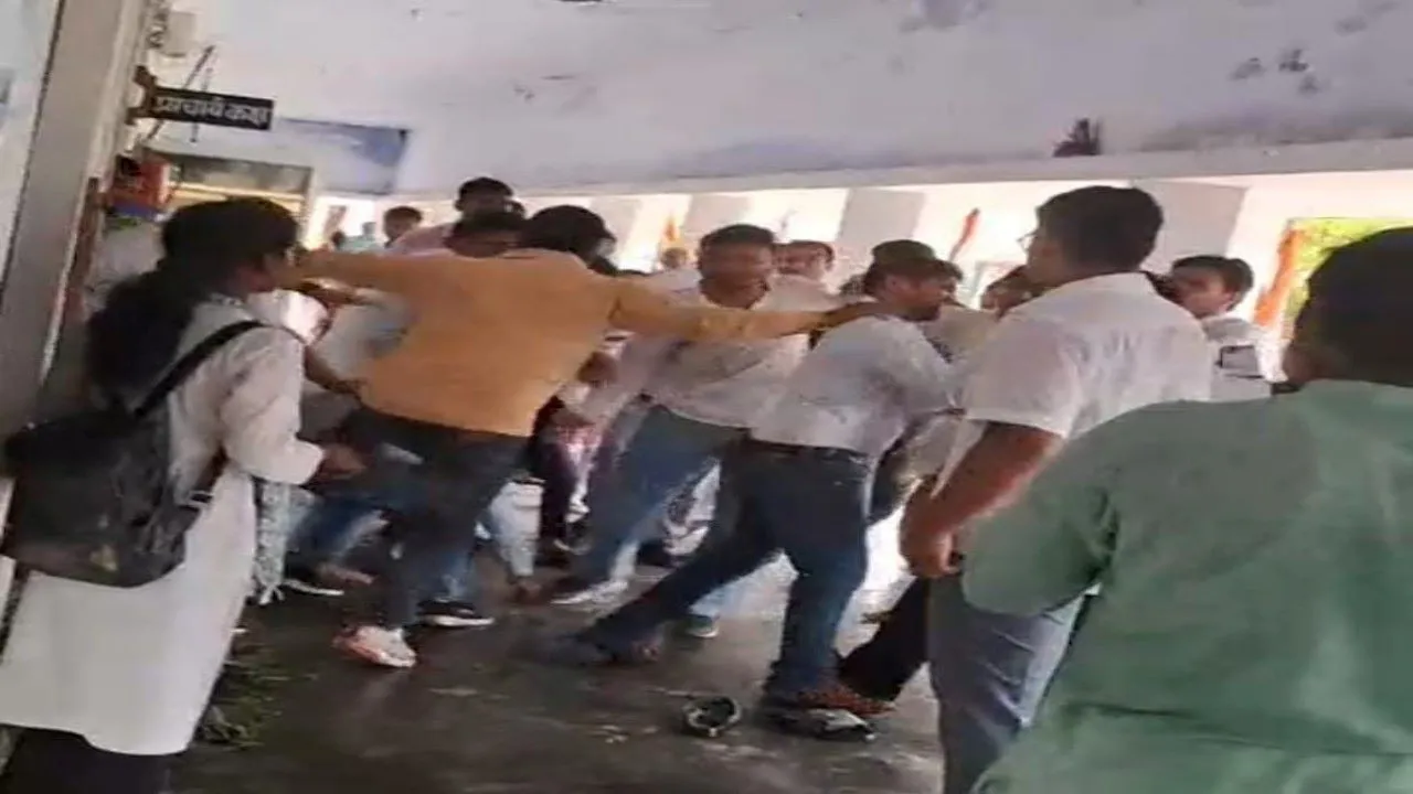 तिरंगा यात्रा के दौरान पीजी कॉलेज में मारपीट, जमकर चले लात-घूंसे, वीडियो वायरल