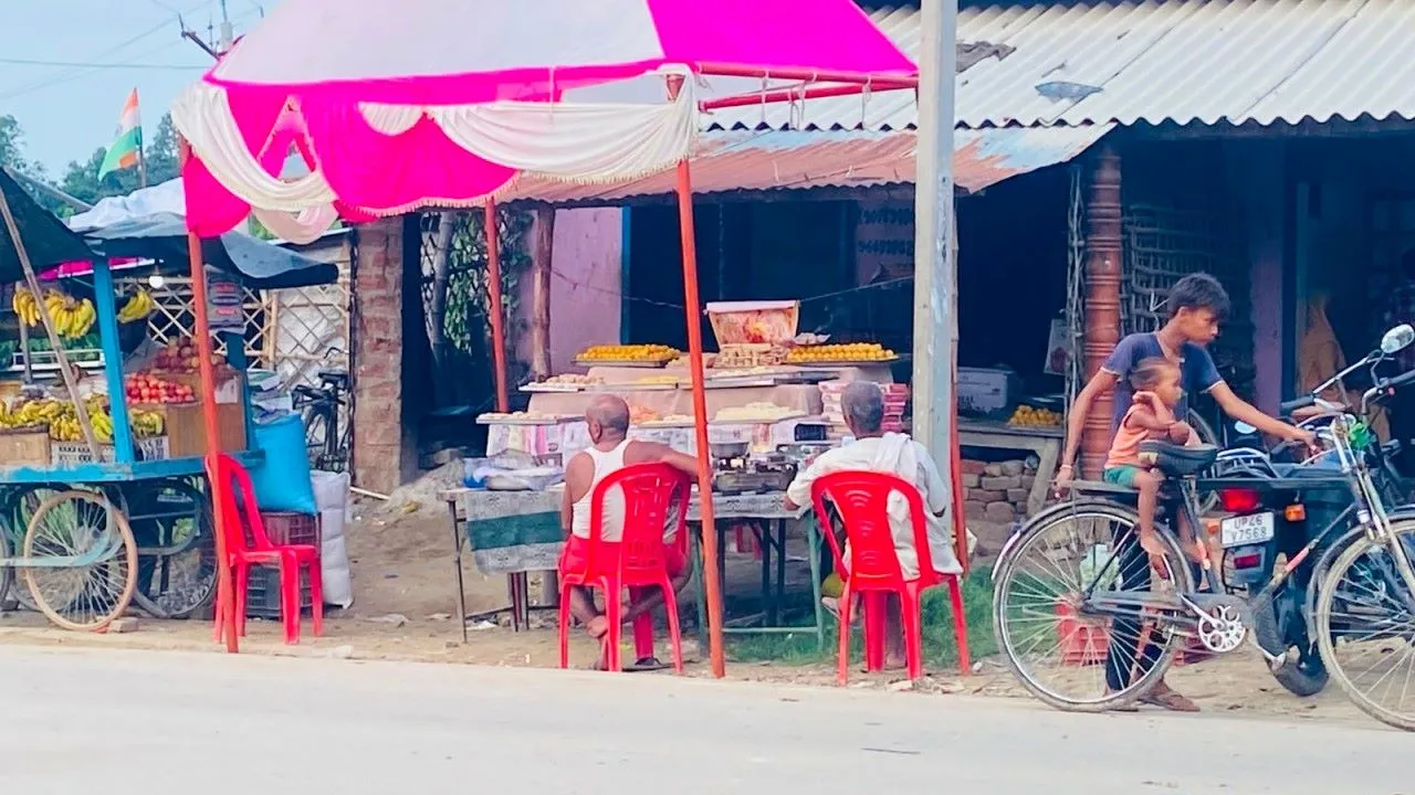 श्रावस्ती :  सड़क किनारे सजे हैं मिठाइयों के स्टॉल, खुले में बेची जा रही मिठाइयां