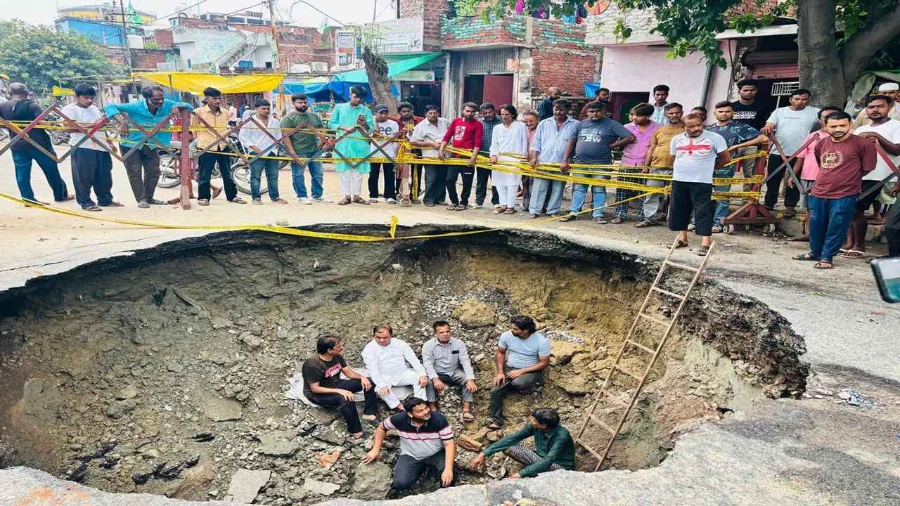 बारिश में धंसी सड़क तो गड्ढे में बैठ गए सपा विधायक! कानपुर के जाजमऊ में मोहम्मद हसन रूमी का अनोखा प्रदर्शन