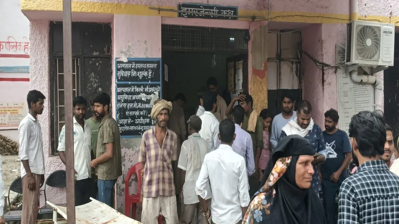 सीतापुर : महमूदाबाद कोतवाली में विवाद बढ़ते ही युवक ने ब्लेड से रेती खुद की गर्दन, जिला अस्पताल रेफर