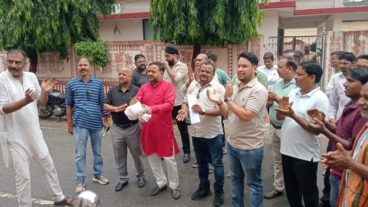 तिलक, तराजू और तलवार-नहीं सहेगा अत्याचार,  कमजोर विद्यार्थियों के लिए विशेष अवसर की उठी मांग