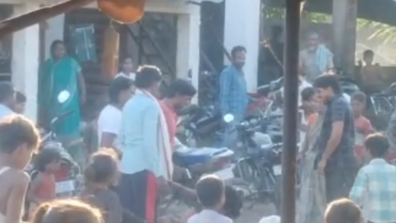 Shravasti News: महिलाओं से मारपीट का वीडियो वायरल, तीन युवकों पर डंडों से हमला करने का आरोप; पुलिस जांच में जुटी