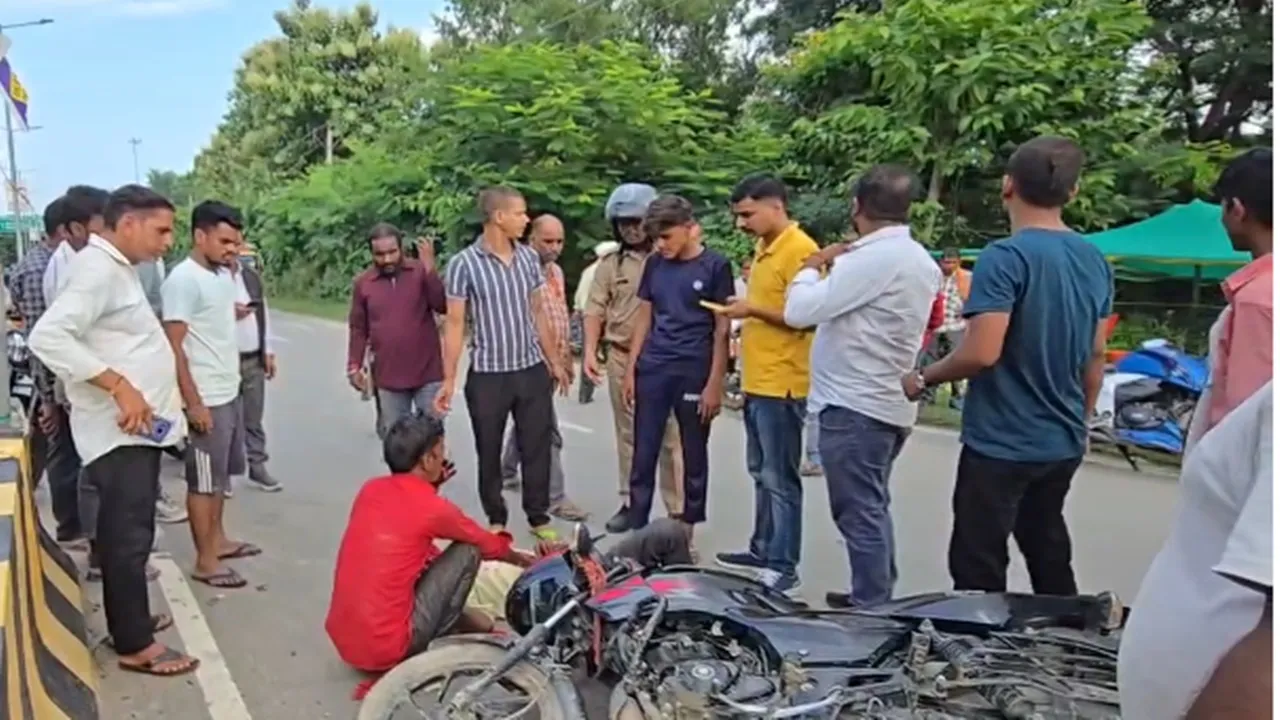 Shravasti News : बाइक सवार को बचाने में अनियंत्रित हुई Bike, डिवाइडर से टकराकर पलटी; एक युवक की मौत