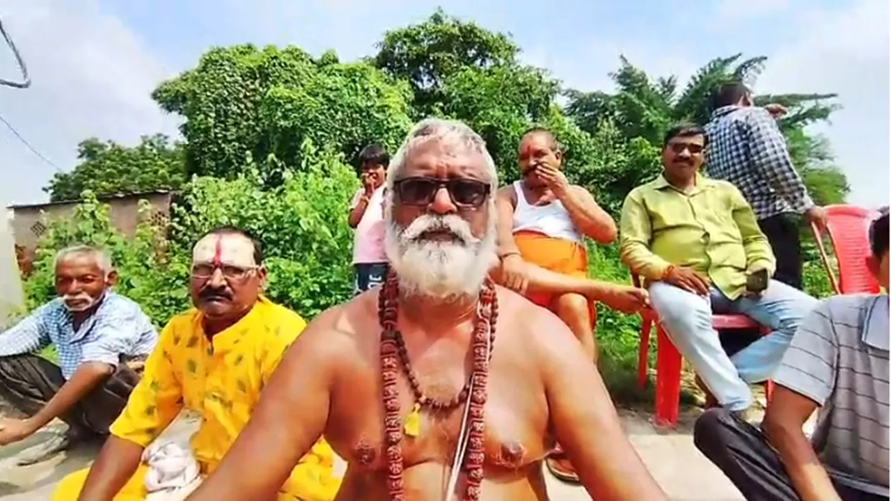  Amethi News: मंदिर परिसर में भरा पानी तो अनशन पर बैठे महंत, समर्थन में सैकड़ों ग्रामीणों का धरना; अमेठी में गरमाया मामला
