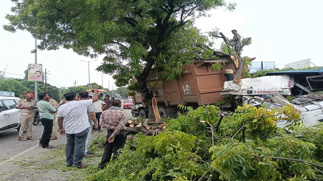 कानपुर में तेज रफ्तार डंपर का कहर, रेस्टोरेंट और आटा चक्की में जा घुसा; नीम के पेड़ ने बचाई सो रहे दुकानदार की जान