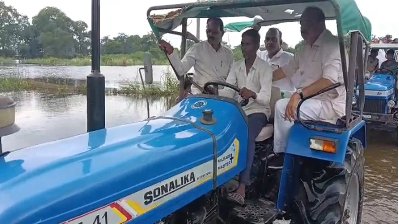 Raebareli Flood: नैय्या नाले के उफान से गांवों में बाढ़, ट्रैक्टर पर सवार होकर पहुंचे मंत्री दिनेश प्रताप सिंह; पीड़ितों को बांटी राहत सामग्री