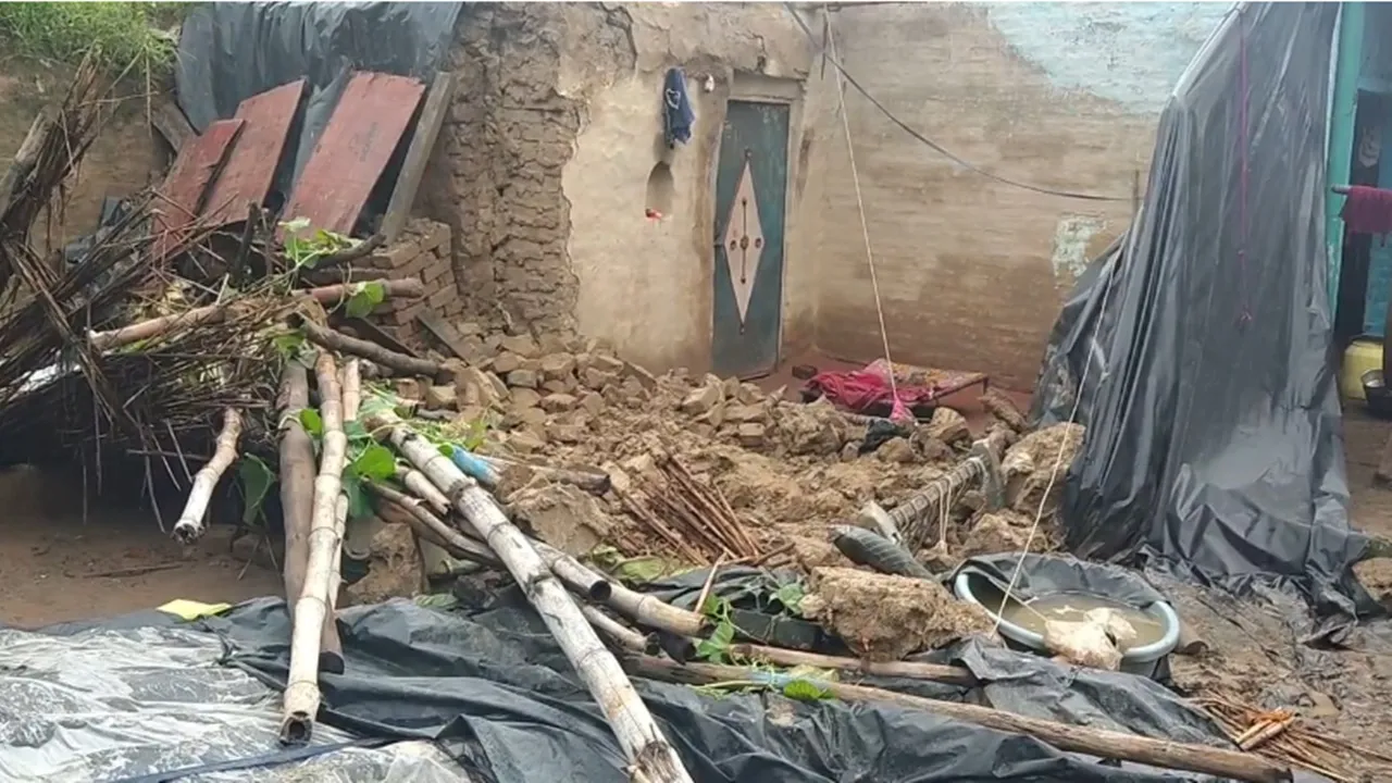 Kanpur Dehat News : बारिश बनी काल! कच्चा मकान गिरने से भाई-बहन की मौत, पिता गंभीर घायल