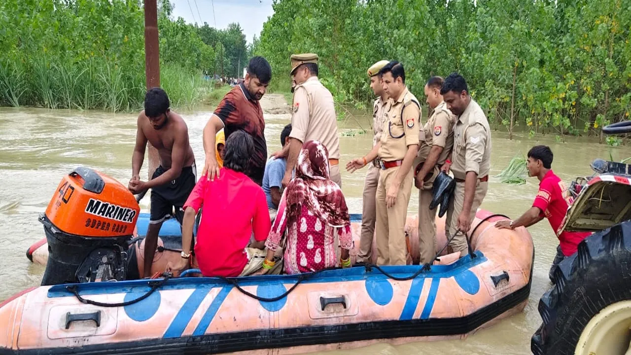 Rampur Flood: कोसी-रामगंगा में उफान से रामपुर के गांवों में बाढ़ जैसे हालात, नावों से शुरू हुआ राहत अभियान