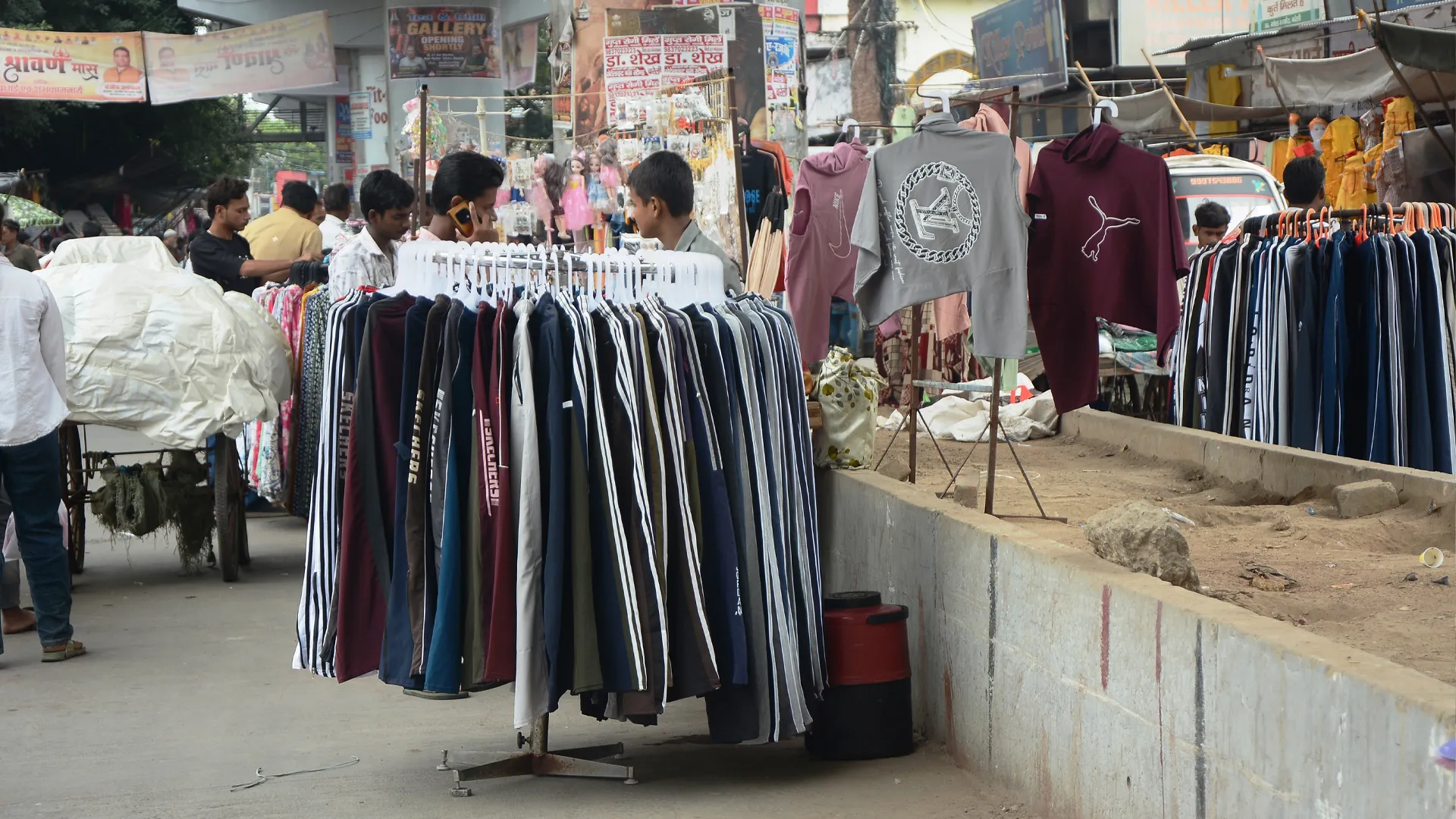 Bareilly News : फुटपाथ पहले से घिरे, अब डिवाइडर भी बने दुकानों का हिस्सा