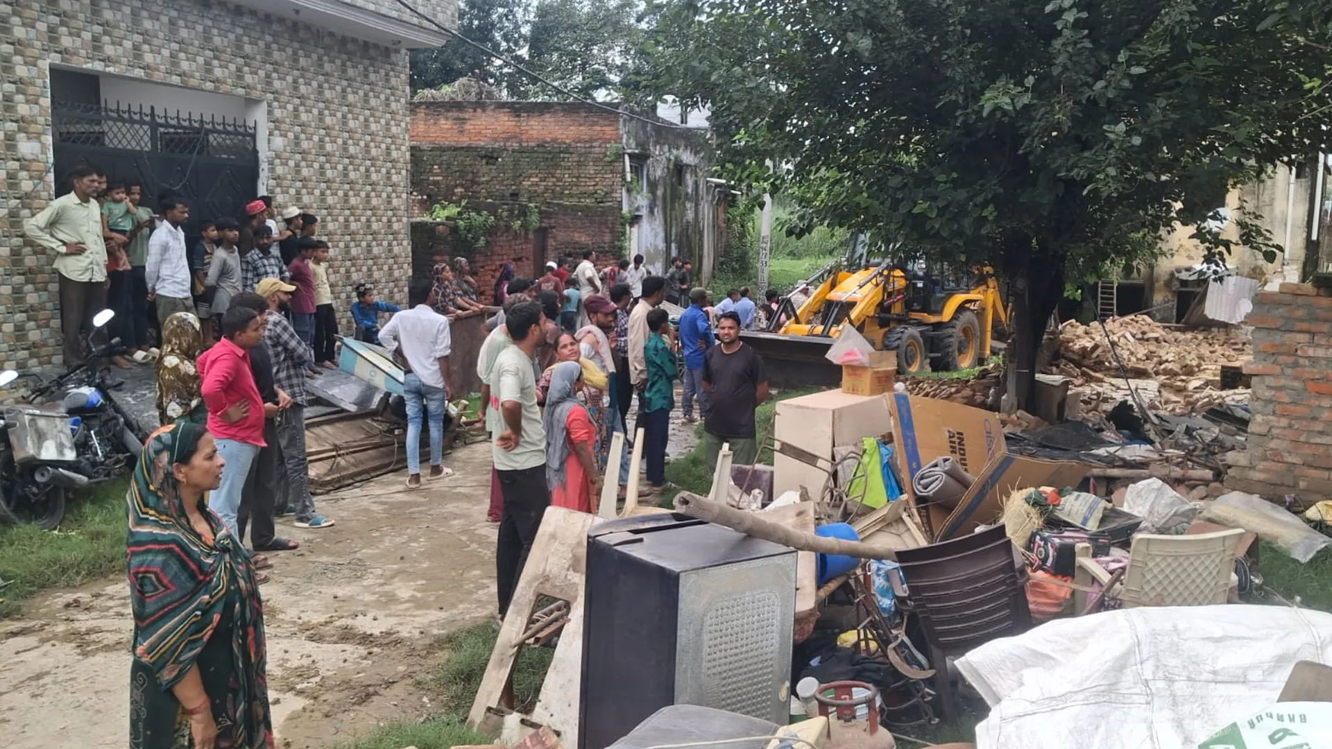 Bareilly News : करोड़ों की सरकारी जमीन पर चला निगम का बुलडोजर, अवैध मकान और इमामबाड़ा ध्वस्त