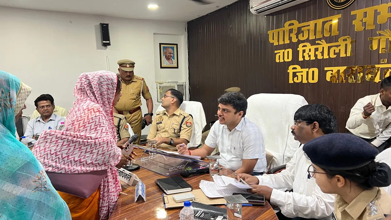 Barabanki News : समाधान दिवस में डीएम ने सुनीं फरियाद, 54 शिकायतों का मौके पर निस्तारण; भूमि विवादों पर सख्ती