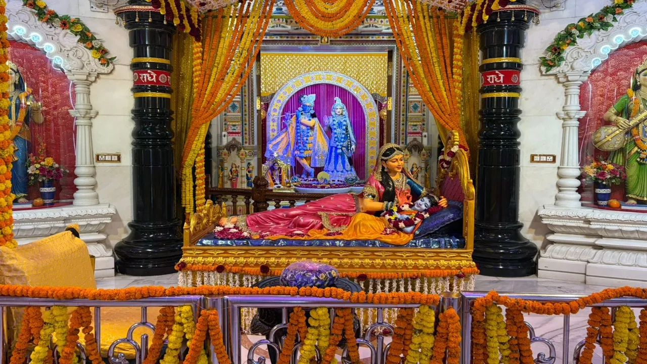 Krishna Janmashtami 2026 : आधी रात गूंजा ‘नंद के आनंद भयो’, जन्मे कान्हा; कृष्ण भक्ति में डूबा पूरा देश