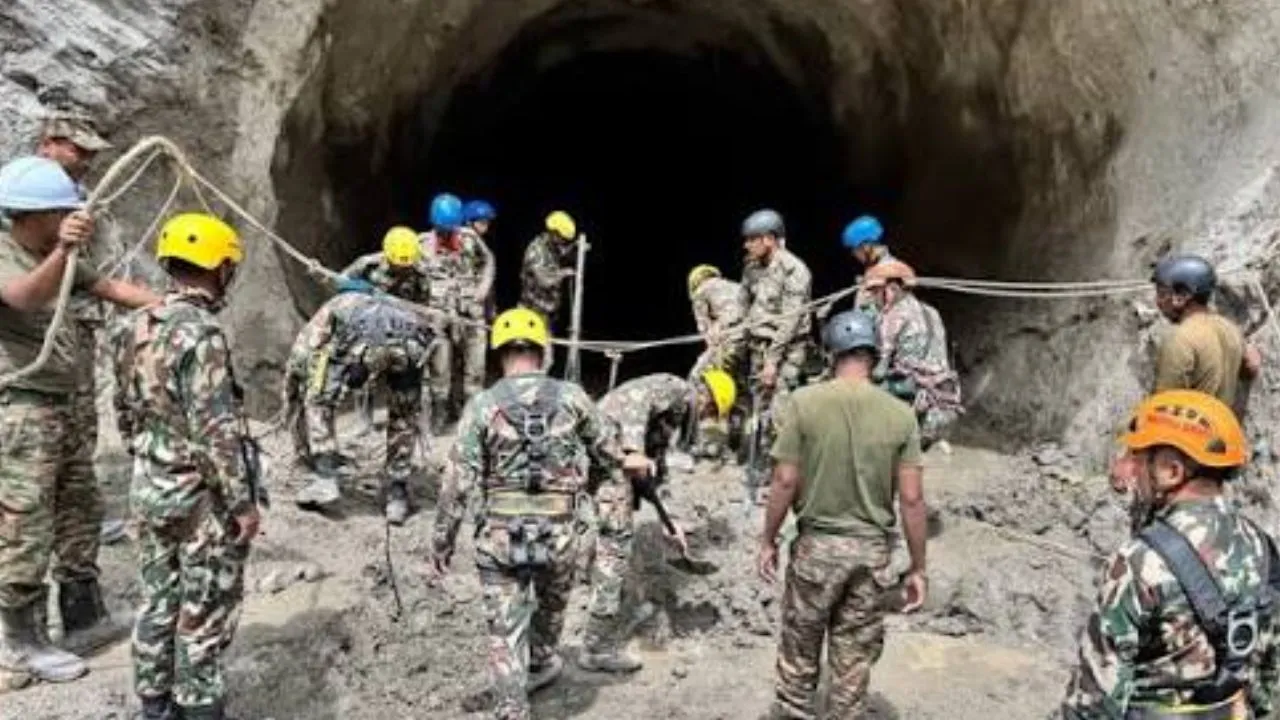 Nepal:  चिलिमे टनल में फंसे लोगों के लिए जगी उम्मीद, नेपाल आर्मी और भारतीय रेसक्यू टीम ने बनाया रास्ता 