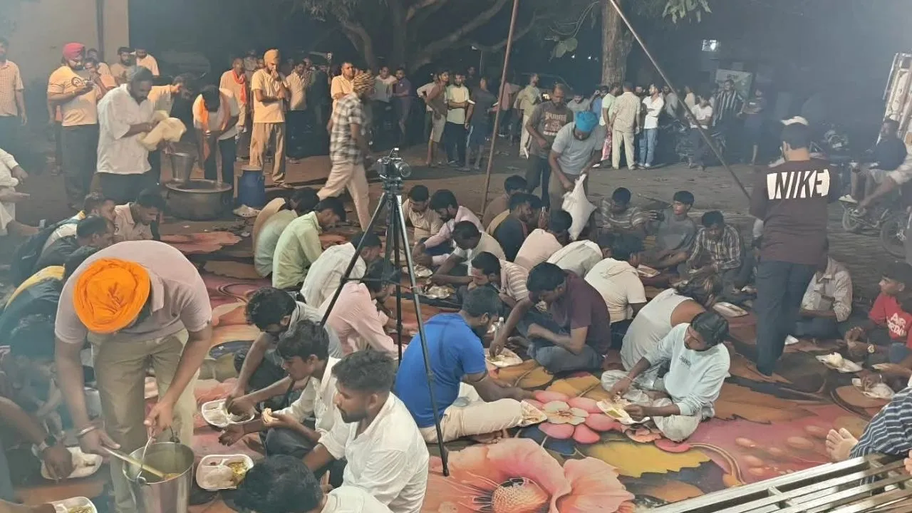 बहराइच न्यूज़ : बलहा में आमरण अनशन पर बैठे युवा, विद्युत की बदहाली पर किया प्रदर्शन 