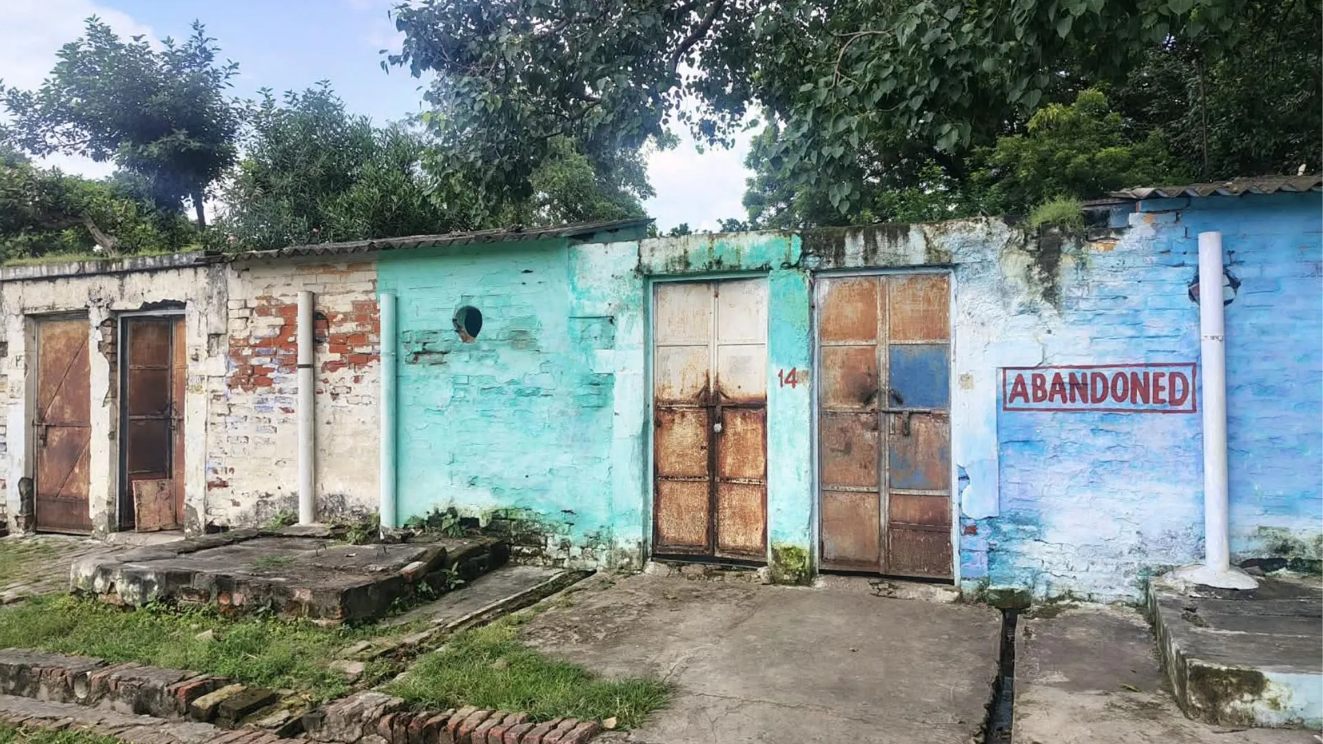 Bareilly News : बरेली में रेलवे कॉलोनी के 200 से ज्यादा मकानों पर बुलडोजर चलाने की तैयारी, अंग्रेजों के दौर में बनाए गए थे घर   
