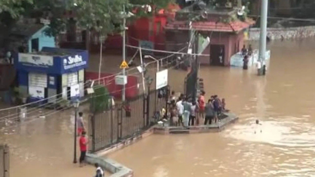 बिहार बाढ़ :  गांधी घाट पर रिकॉर्ड के करीब पहुंचा पानी; रिहायशी इलाकों पर बाढ़ का खतरा