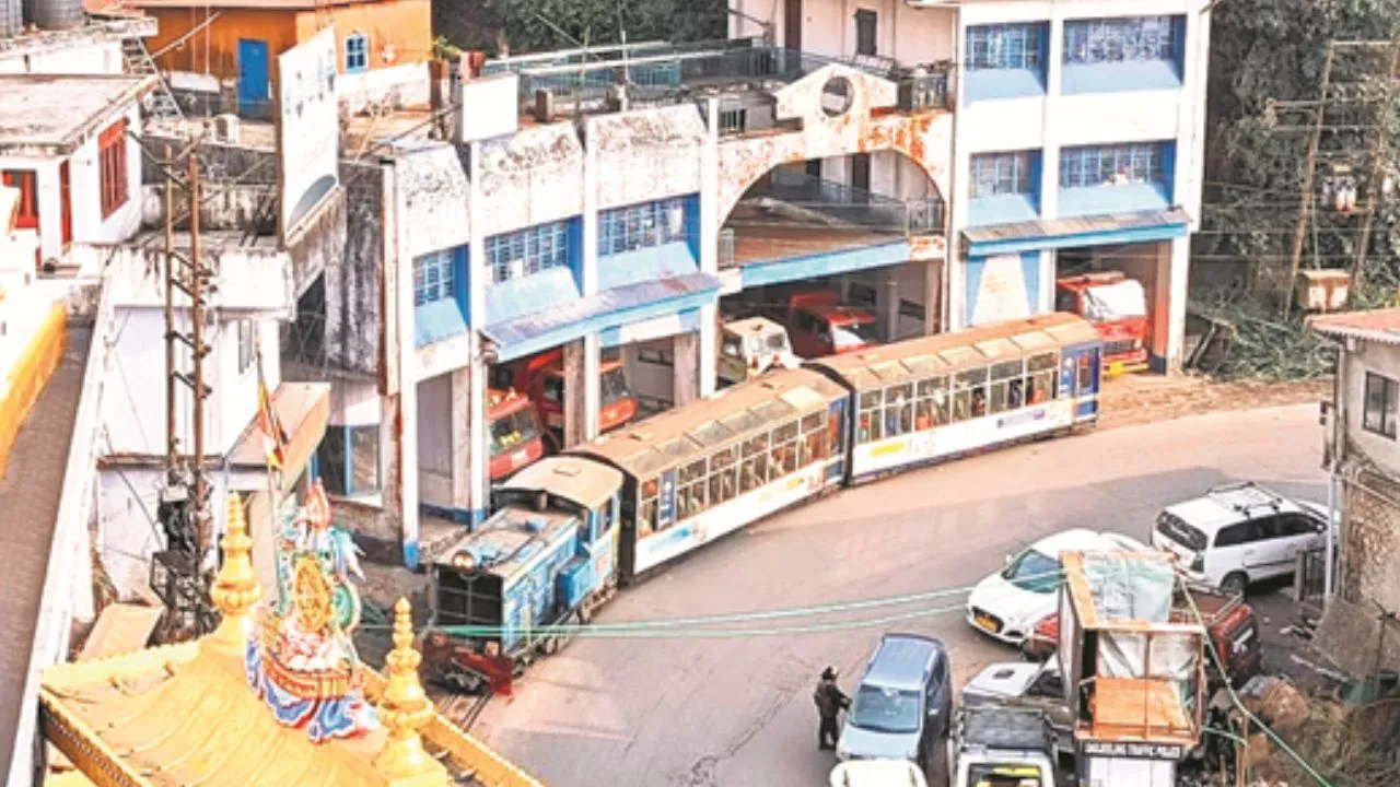 बादलों के घर और चाय बागानों के आंगन में टॉय ट्रेन की छुक-छुक