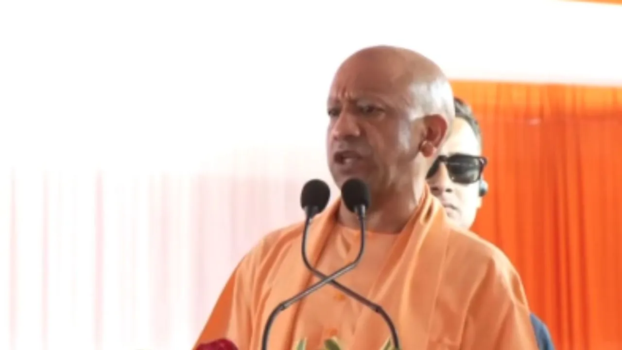  फर्रुखाबाद में CM योगी, बाढ़ प्रभावित परिवारों को राहत, मथुरा को मिलेंगी 1,051 करोड़ की विकास परियोजनायें