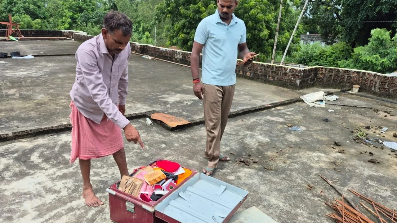 jewelry worth ₹20 lakh and ₹75,000 in cash stolen.
