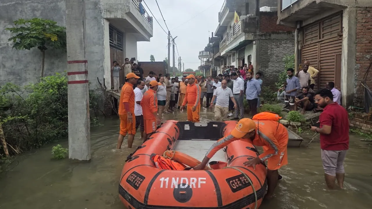 कानपुर में पांडु नदी का कहर : 300 मकान जलमग्न, 25 परिवार फंसे; NDRF ने संभाला मोर्चा