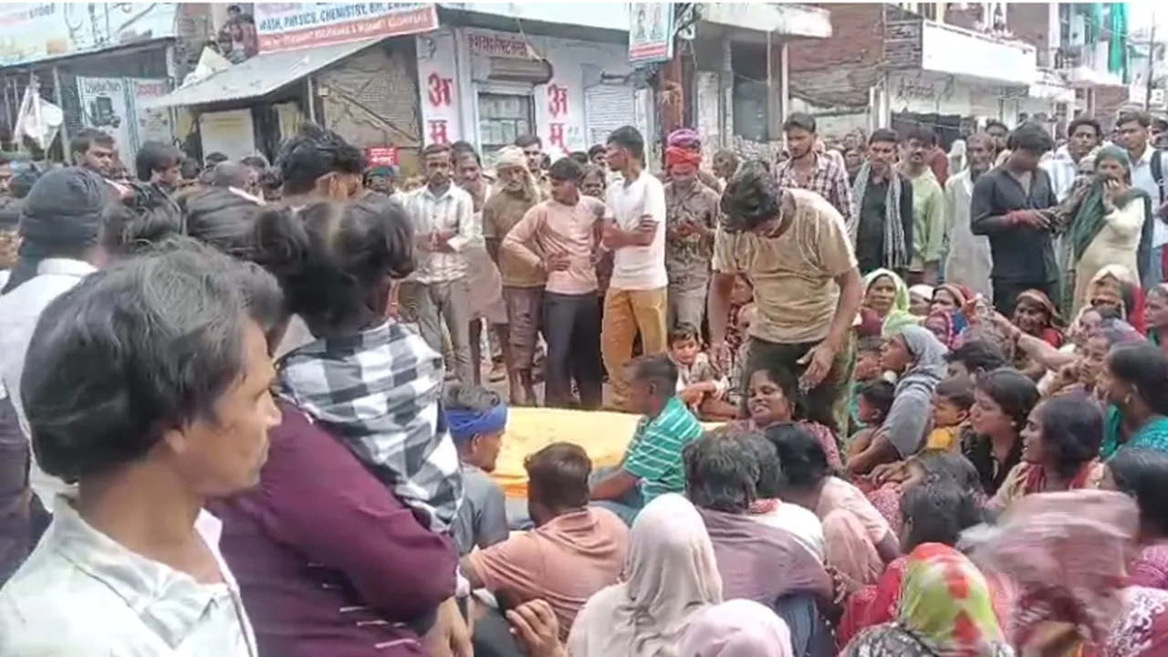 Kanpur News : कानपुर में दो युवकों की मौत के बाद हंगामा, परिजनों ने सड़क पर शव रखकर किया प्रदर्शन