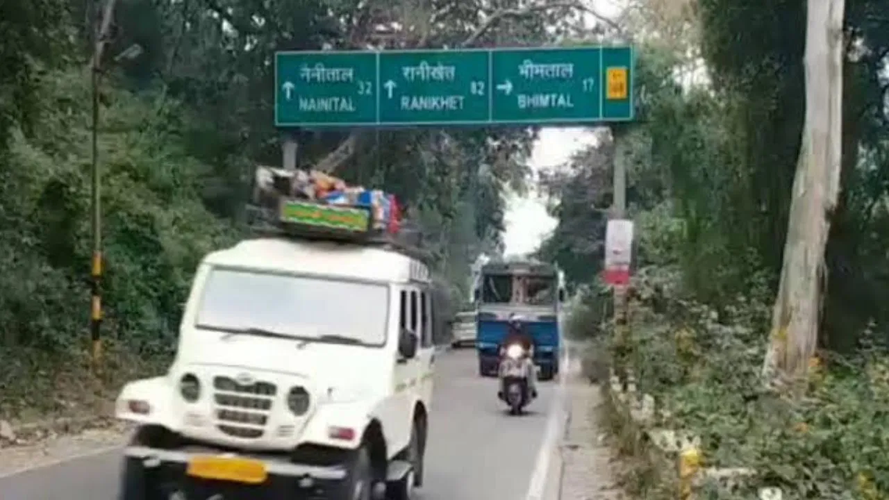 नैनीताल-काठगोदाम हाईवे पर भूस्खलन और पेड़ गिरने से खतरा, पुलिस-NHAI की टीमें तैनात