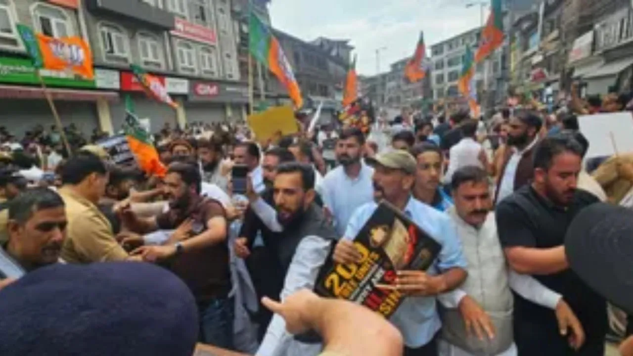 Srinagar: भाजपा कार्यालय की ओर बढ़ रहे नेकां कार्यकर्ताओं को पुलिस ने रोका, राज्य का दर्जा बहाल करने की मांग