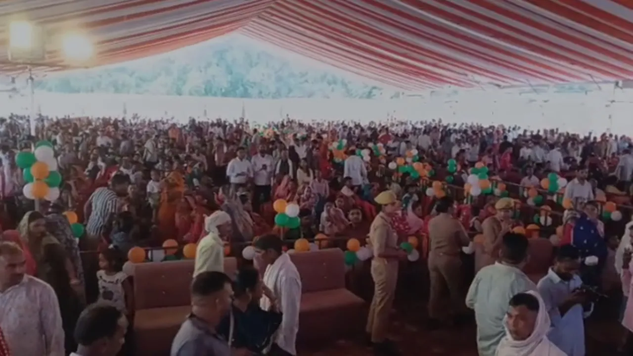सीतापुर में बारिश बनी 565 जोड़ों की शादी में ‘विलेन’, पानी से लबालब RMP कॉलेज फिर भी रचाई गईं शादियां, देखें Video