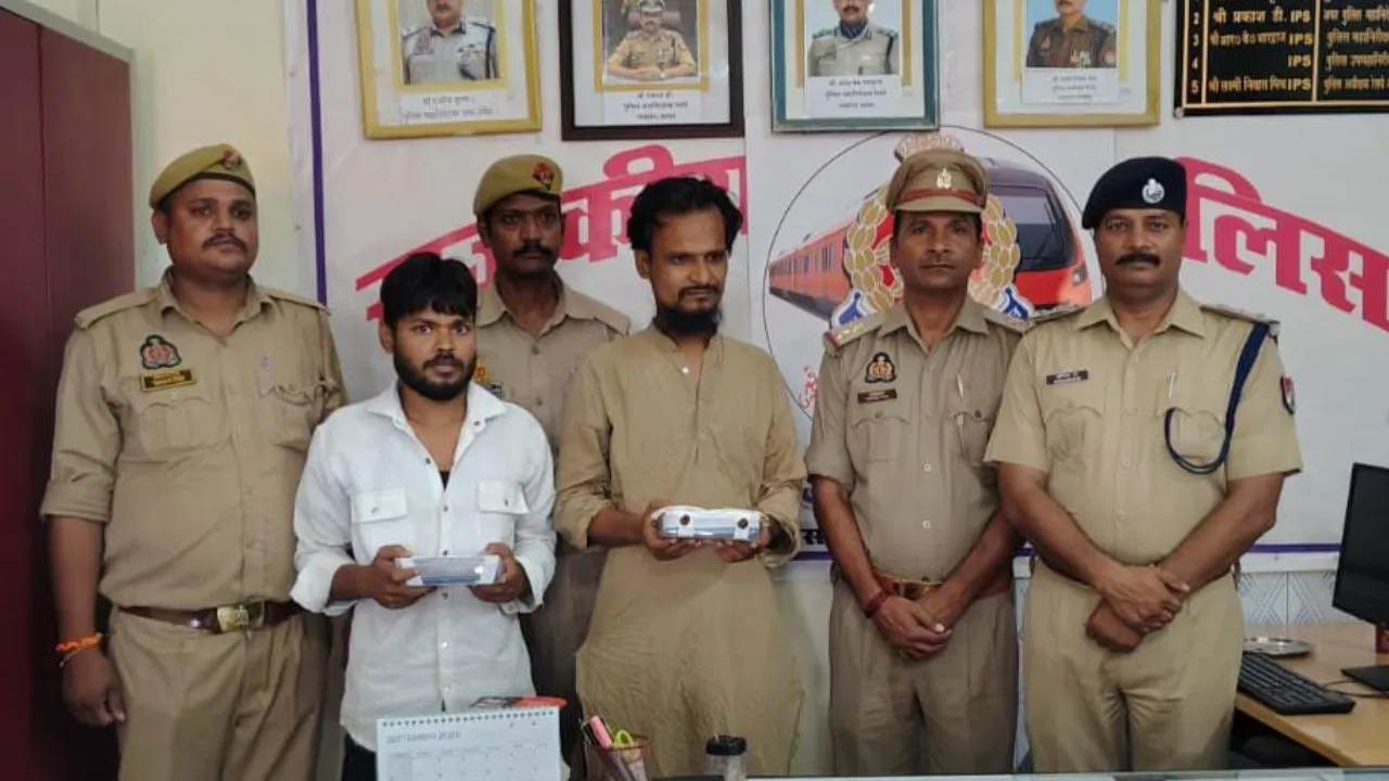  Gonda news:  यात्रियों के मोबाइल चुराने वाले गैंगस्टर समेत दो शातिर गिरफ्तार, 65 हजार कीमत के दो एंड्रॉयड फोन बरामद