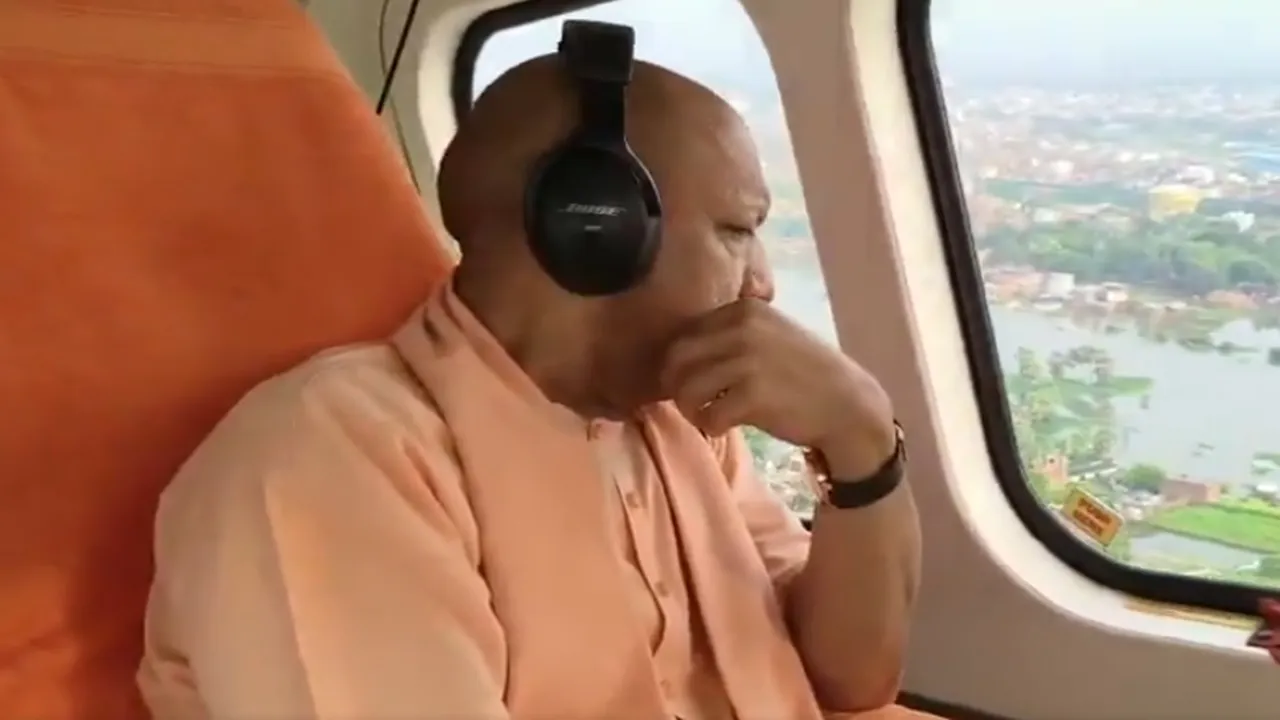 Varanasi Flood : बाढ़ प्रभावित इलाकों का सीएम योगी ने किया हवाई सर्वेक्षण, पीड़ित परिवारों को बांटी राहत सामग्री