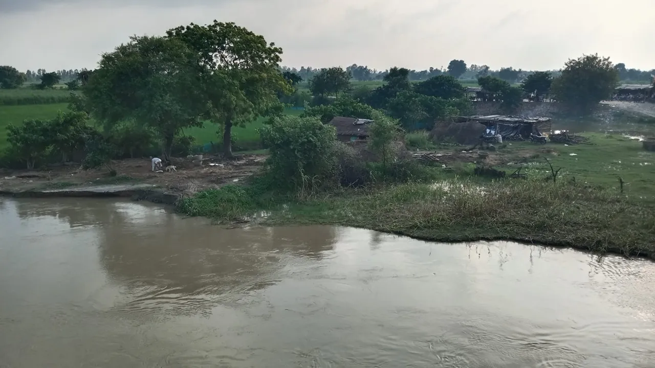 Barabanki Flood : खतरे के निशान से 23 सेमी ऊपर सरयू, कटान ने मचाई तबाही, गांवों में घुसा बाढ़ का पानी