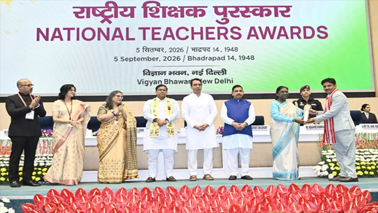 Teacher's Day 2026 : राष्ट्रपति मुर्मू ने 48 शिक्षकों को किया सम्मानित, बोलीं- निष्ठावान शिक्षक होते हैं राष्ट्र निर्माता