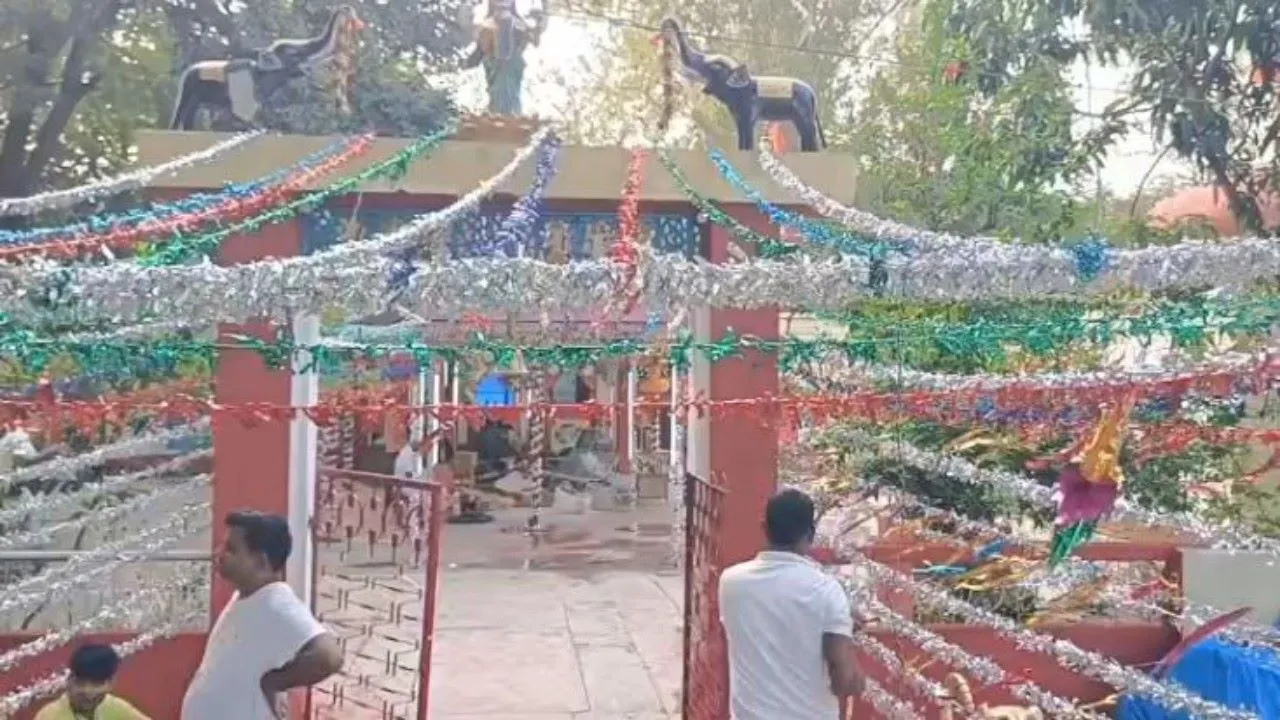 जन्माष्टमी पर बारिश का साया : पोशाक और झूलों के बाजार पड़े ठंडे, दुकानों से खरीदार गायब