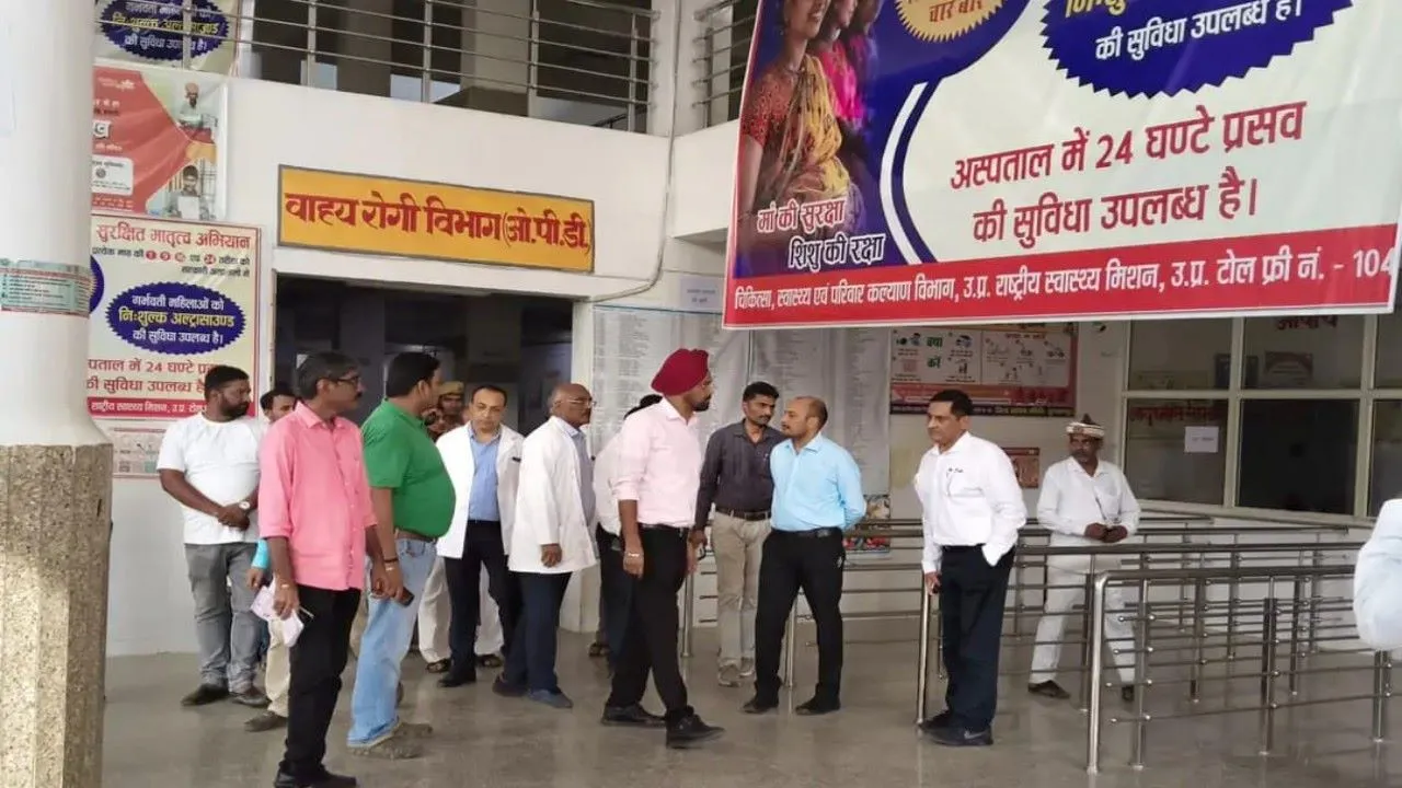 सुलतानपुर : DM ने किया बिरसिंहपुर अस्पताल का औचक निरीक्षण, बोले डॉक्टरों की कमी दूर करने को कराया जा रहा गैप एनालिसिस