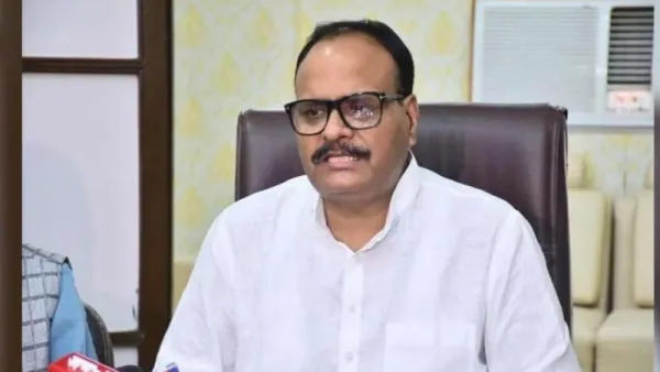 हाथरस में बोले ब्रजेश पाठक- आत्महत्या करने वाले BLO के परिजन के साथ खड़ी है सरकार 