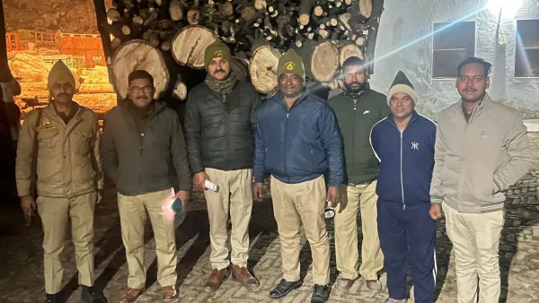 रामपुर : उत्तराखंड से चोरी हुई प्रतिबंधित लकड़ी पकड़ी, कारोबारी फरार