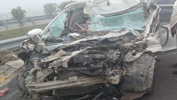 सुलतानपुर में पूर्वांचल एक्सप्रेसवे पर भीषण हादसा : खड़े ट्रक में घुसी कार, तीन की मौत व 7 घायल