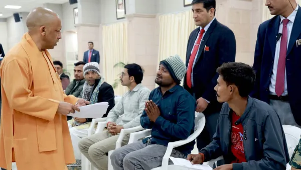 CM योगी ने धान क्रय केंद्र की मनमानी पर DM को लगाई फटकार, सभी केंद्रों के औचक निरीक्षण का दिया आदेश