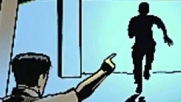 भदोही में अदालत से इनामी बदमाश फरार, घायल पैर के बावजूद पुलिस को चकमा देकर भागा, 3 पुलिसवाले सस्पेंड