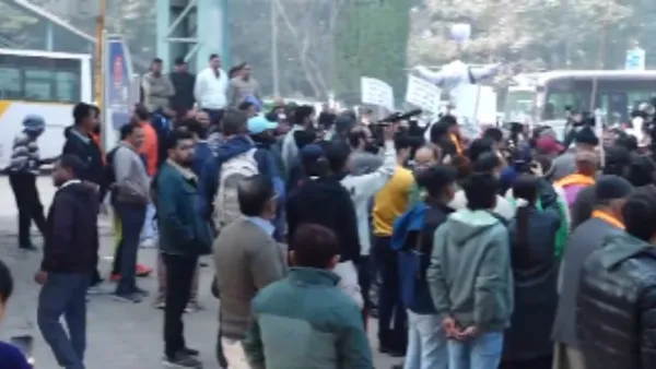 दीपू हत्याकांड पर भड़का गुस्सा: दिल्ली में VHP का बांग्लादेश हाई कमीशन के बाहर जोरदार प्रदर्शन, ढाका ने भारतीय राजदूत को फिर किया तलब 