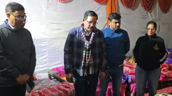 जालौन के जिलाधिकारी ने रैन बसेरों और अलाव का किया निरीक्षण, जरूरतमंदों से किया सीधे संवाद