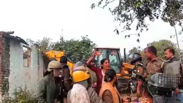 Ballia News:  अतिक्रमण हटाने गई जिला प्रशासन की टीम, ग्रामीणों ने किया पथराव, आठ लोग घायल 