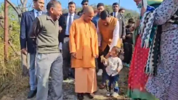 उत्तराखंड :  अपने गांव पहुंचे मुख्यमंत्री योगी....बुजुर्गों का पूछा हाल, बच्चों संग किया संवाद 