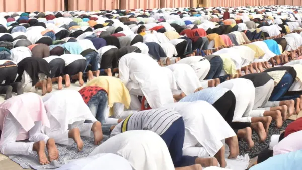 Rampur : जिले भर में मुल्क- कौम की तरक्की की दुआ में उठे लाखों हाथ