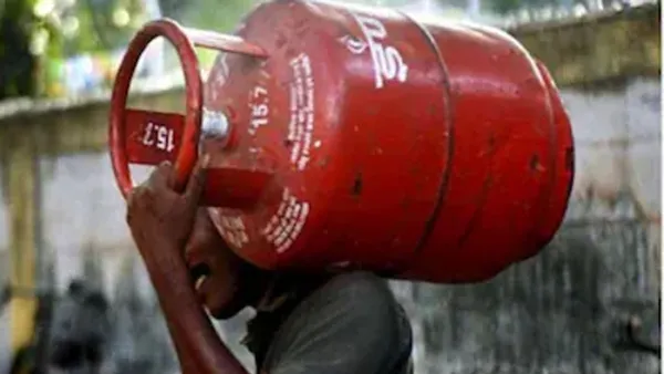 Uttrakhand: सिलेंडर के लिए सुबह 5 बजे से ही लाइन में लग जा रहे हैं उपभोक्ता