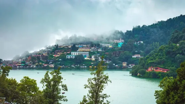 Uttrakhand: नैनीताल में हुई हल्की रिमझिम बारिश से मौसम सुहाना...सारे दिन चलीं तेज हवाएं