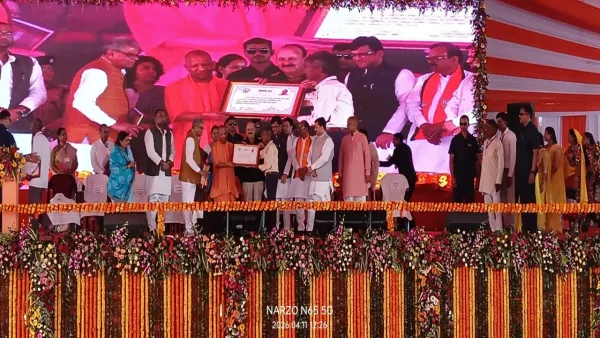 खीरी के चंदनचौकी पहुंचे मुख्यमंत्री सीएम योगी : कई परियोजनाओं का किया लोकार्पण व शिलान्यास, लाभार्थियों को सौंपी मकानों की चाबियां