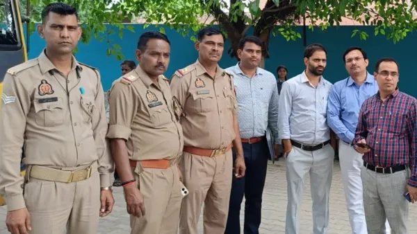 Firozabad News: शिक्षा विभाग के अधिकारियों ने निजी विद्यालयों में मारा छापा, ड्रेस और किताबों के नाम पर वसूल रहे थे मनमानी रकम