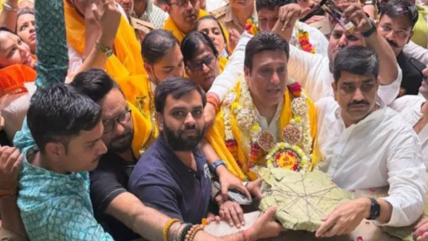 Govinda in Vrindavan:  बांके बिहारी की शरण में हीरो नंबर वन, संत प्रेमानंद से लिया आशीर्वाद 