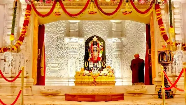 विश्व शांति के लिए रामलला के दर्शन,  दिल्ली-सिंगापुर से आए 107 भक्तों ने किया हवन